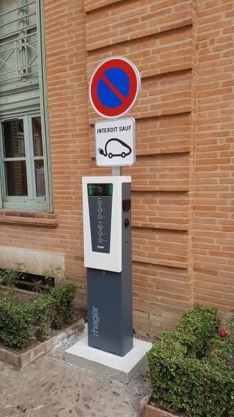 Stacja ładowania do samochodu elektrycznego stacjonarna Typ 2 EV Witty Park 2x7kW XEV600C Hager 1P M3T2S M2TE IP54 230V 1-fazowa 32A T2 dla dwóch pojazdów aut samochodów elektrycznych
