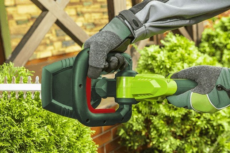 Nożyce do żywopłotu akumulatorowe VES 18V Li-Ion/1.3Ah szerokość cięcia 450 mm 52G568-0 Verto bez akumulatora