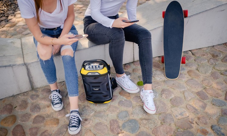 Głośnik Bluetooth USB AUX FM microSD KOM0875 Quer Przenośny bezprzewodowy MP3 Radio Karaoke Mikrofon czarno-żółty czarny