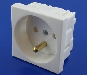 Gniazda zasilania 230V z uziemieniem 1-krotne pojedyncze STD GN45 16002 Elmark SYSTEM 45 do KU90x40 KU90x60 kanału elektroinstalacyjnego białe