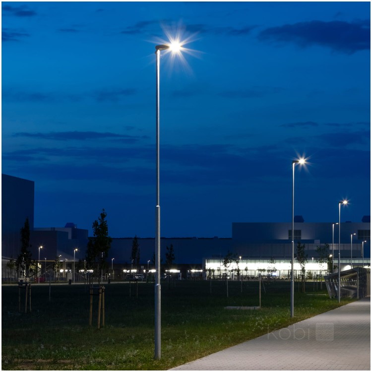 Lampa oprawa uliczna parkingowa LED VESPA PRO 100W barwa NEUTRALNA KFVP100NBAS Kobi parkowa latarnia przemysłowa
