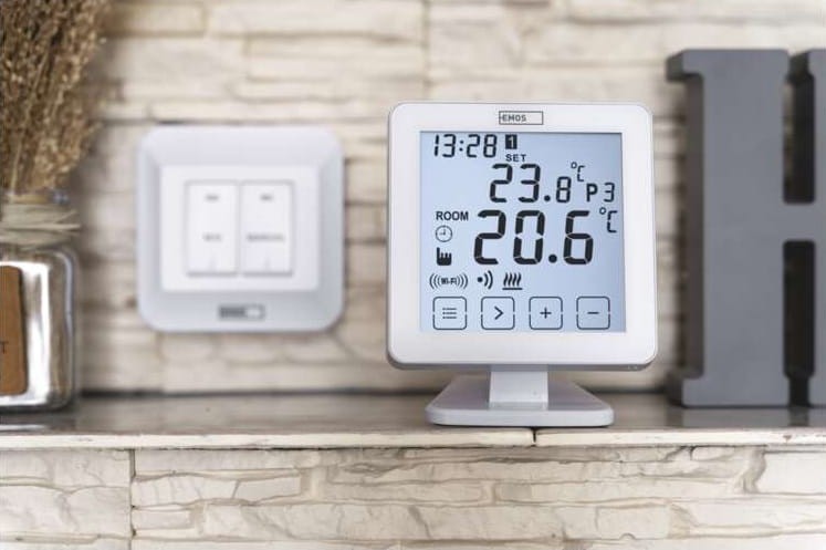 Termostat pokojowy bezprzewodowy SMART Wi-Fi P5623 Emos regulator temperatury sterownik sterowany telefonem smartfonem tabletem przez aplikację