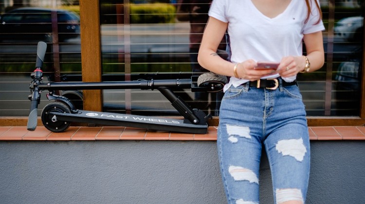 Hulajnoga Elektryczna FAST WHEELS Rebel ZAB0020 do 90kg 15km/h 250W Czarna