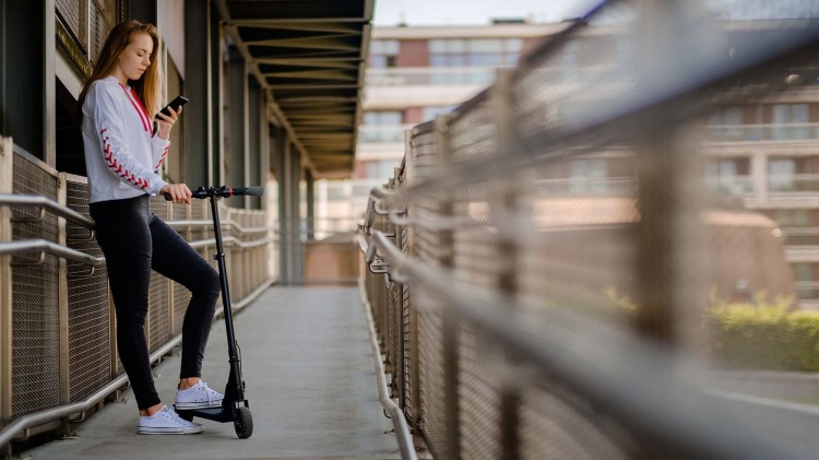 Hulajnoga Elektryczna FAST WHEELS Rebel ZAB0020 do 90kg 15km/h 250W Czarna