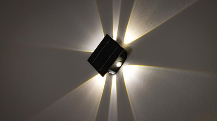Solarny kinkiet ogrodowy 0,4W, 3000K, 36 lm, 3,7V/1300mAh Li, IP44 GARSL6 Tracon Electric