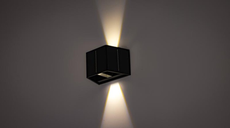 Solarny kinkiet ogrodowy 0,4W, 3000K, 36 lm, 3,7V/1300mAh Li, IP44 GARSLA Tracon Electric