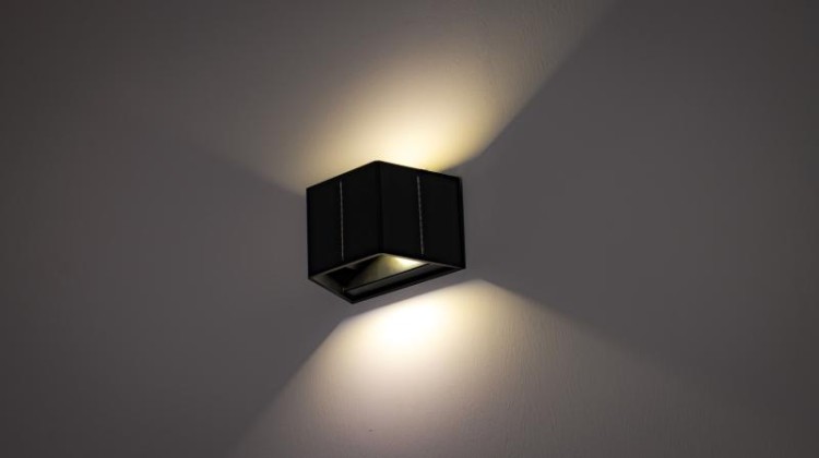 Solarny kinkiet ogrodowy 0,4W, 3000K, 36 lm, 3,7V/1300mAh Li, IP44 GARSLA Tracon Electric